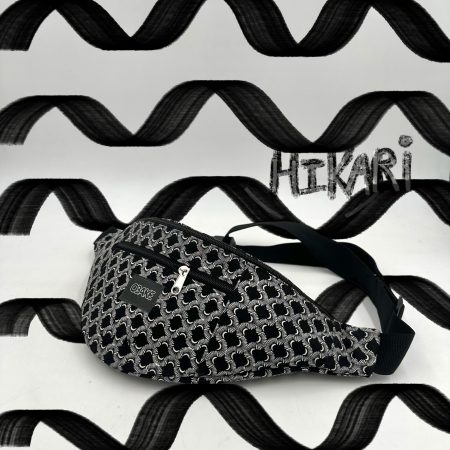 Sacoche banane upcyclé mixte motifs noir et blanc - quart