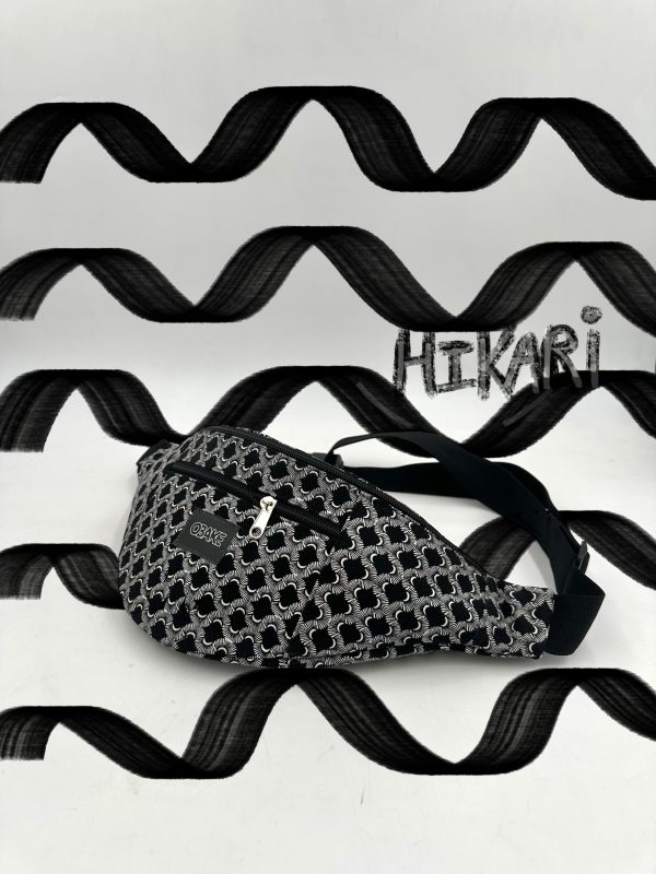 Sacoche banane upcyclé mixte motifs noir et blanc - quart