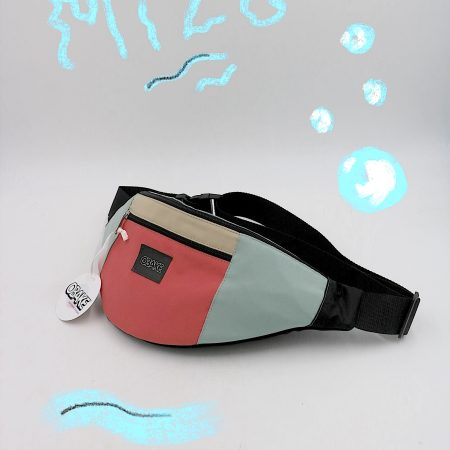 Sacoche banane upcyclé mixte aplats couleurs rose bleu beige - quart