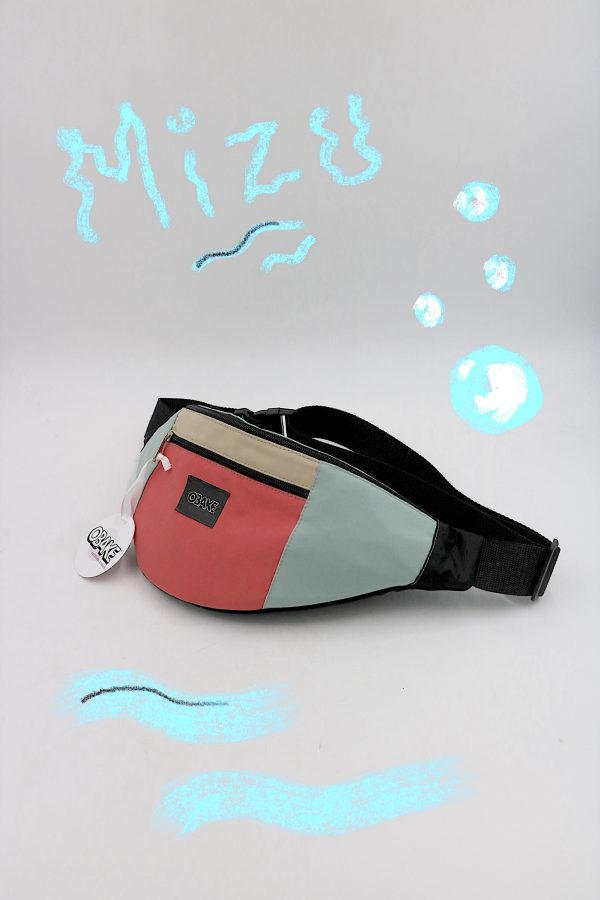 Sacoche banane upcyclé mixte aplats couleurs rose bleu beige - quart