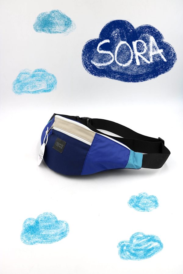 Sacoche banane upcyclé mixte aplats couleurs bleu violet beige - quart